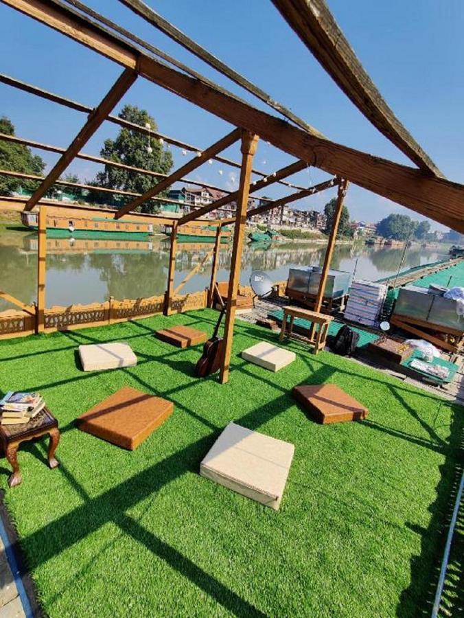 The Flostel Srinagar Esterno foto